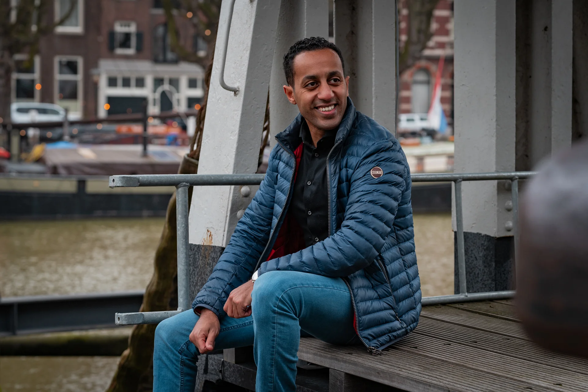 Man tijdens datingshoot voor tinder op vlonder in dordrecht